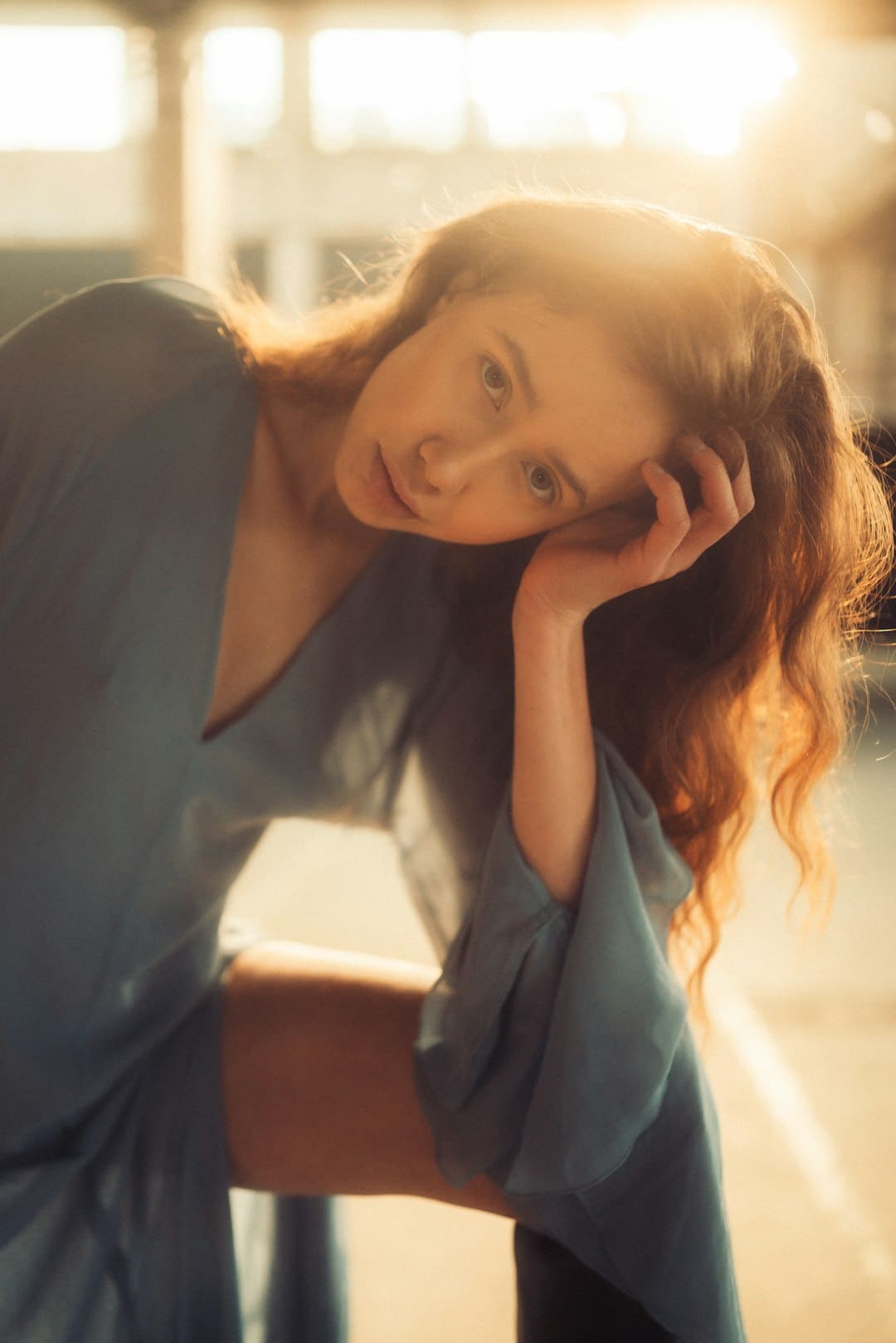 高圆圆带女儿现身医院就诊 母女俩同看电视很有爱